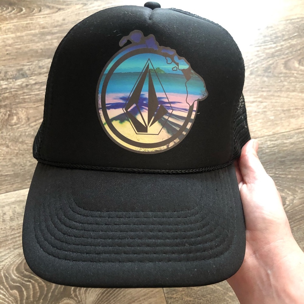 NWOT Volcom trucker hat with Hawaiian islands logo